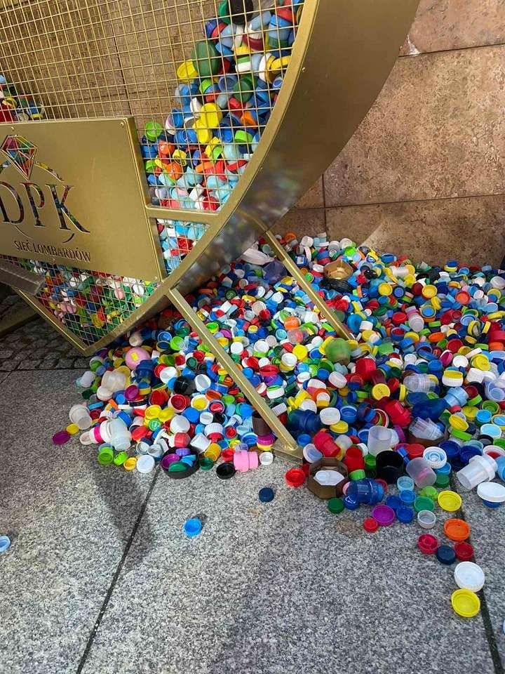 Serce pełne nakrętek